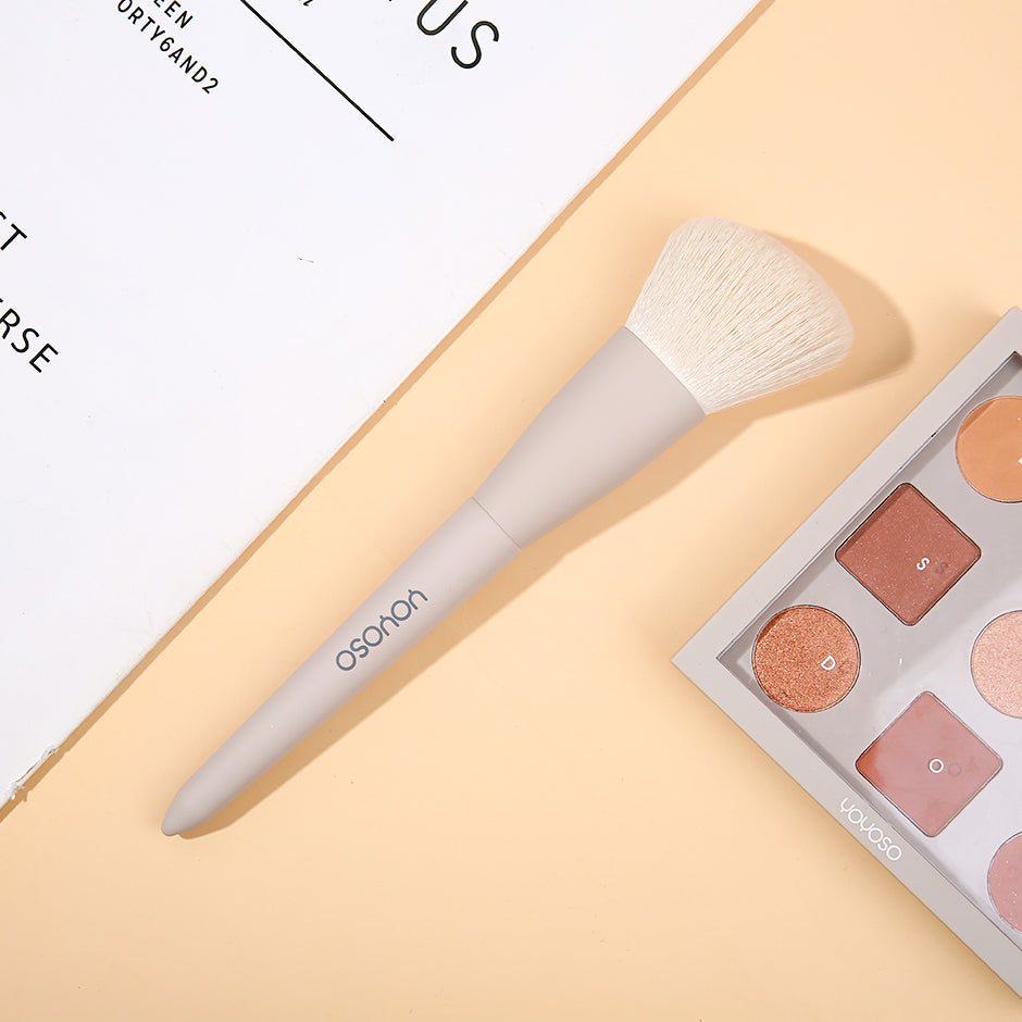 Contouring brush with wooden handle