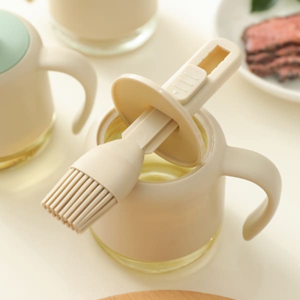 Retractable oil bottle